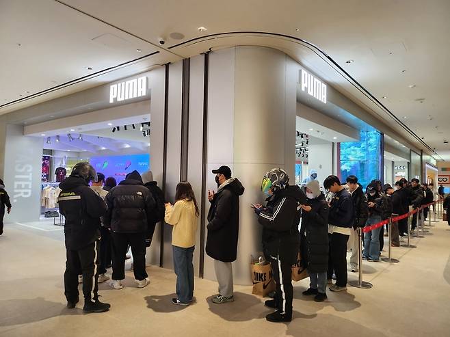 24일 프리 오픈한 스타필드 수원점 내 PUMA 매장에 긴 줄이 세워졌다.[사진=김현정 기자]