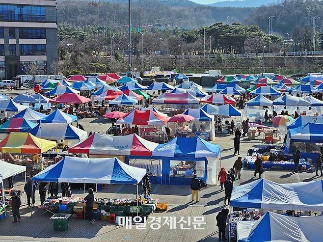 24일 정오께 경기도 성남 모란시장. [이상현 기자]