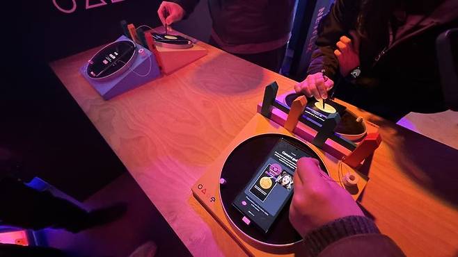 [로스앤젤레스=뉴시스] 윤정민 기자 = 19일(현지시간) 미국 캘리포니아주 로스앤젤로스 CBS 스튜디오에 위치한 넷플릭스 '오징어 게임: 더 트라이얼' 체험관에서 참가자들이 삼성전자 갤럭시 S23 울트라로 디지털 달고나 게임에 참여하고 있다. 2023.01.24. alpaca@newsis.com *재판매 및 DB 금지