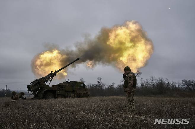 [아우디이우카(우크라이나)=AP/뉴시스] 북대서양조약기구(NATO·나토)가 회원국 무기고를 채운다. 나토는 155㎜ 포탄 22만여 발을 공급받아 이를 회원국에 전달한다.  사진은 우크라이나군이 2022년 12월26일(현지시간) 우크라이나 아우디이우카 인근에서 프랑스제 세자르 155㎜ 자주포를 발사하는 모습. 2024.01.24.