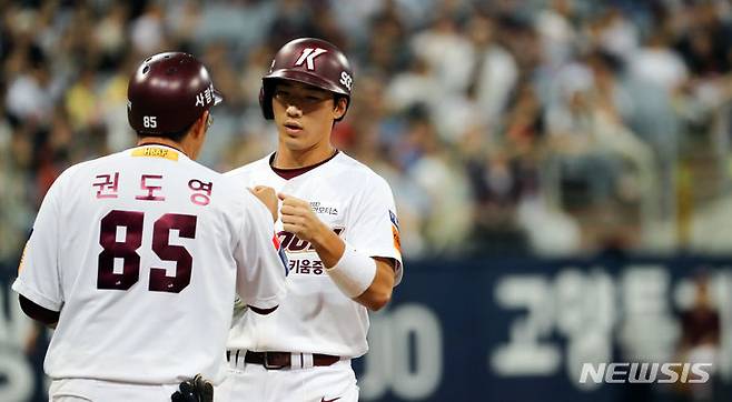 [서울=뉴시스] 최진석 기자 = 9일 오후 서울 구로구 고척스카이돔에서 열린 2023 KBO리그 롯데 자이언츠와 키움 히어로즈의 경기. 4회말 무사 만루 상황 키움 이주형이 2타점 안타를 치고 권도영 코치와 기뻐하고 있다. 2023.08.09. myjs@newsis.com