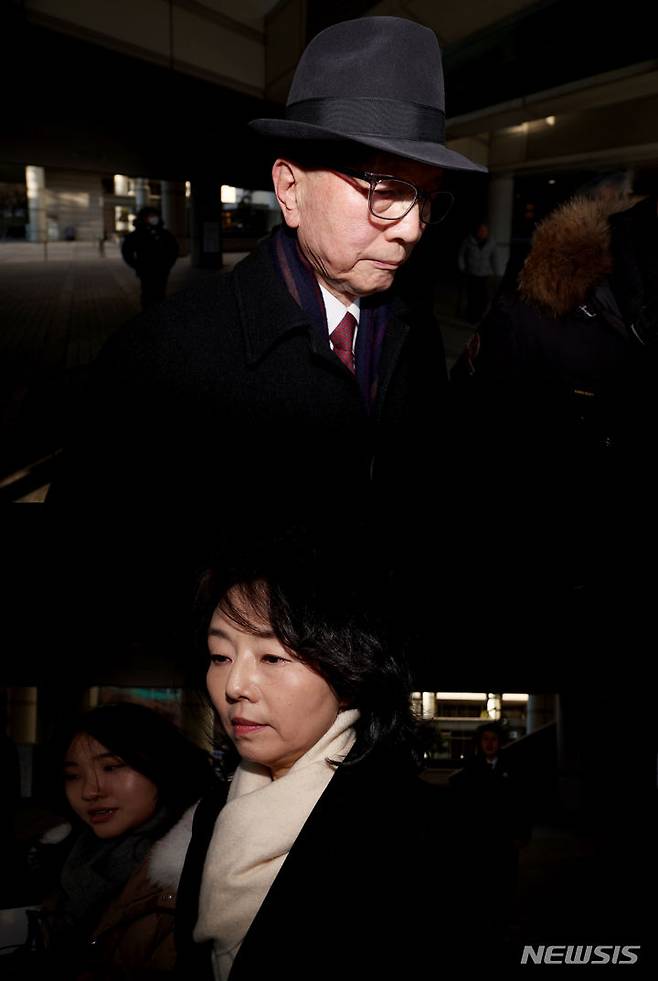 [서울=뉴시스] 김진아 기자 = 박근혜 정부 시절 이른바 '문화계 블랙리스트' 사건으로 재판에 넘겨진 김기춘(위) 전 대통령 비서실장과 조윤선 전 문화체육관광부 장관이 24일 서울 서초구 서울고등법원에서 열린  파기환송심에서 징역 2년과 1년 2개월을 각각 선고받은 후 법정을 나서고 있다. 2024.01.24. bluesoda@newsis.com