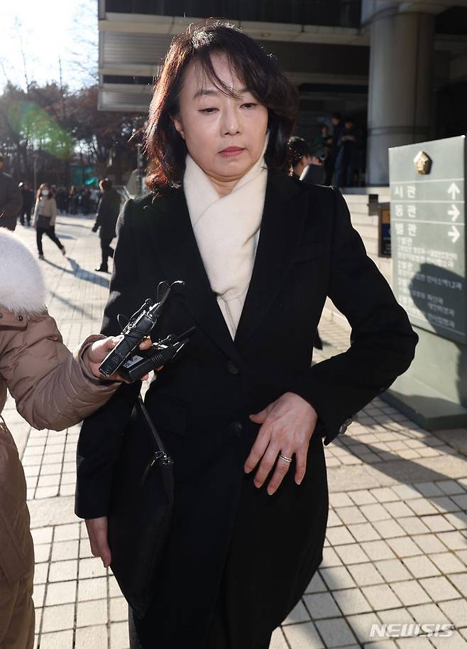 [서울=뉴시스] 김진아 기자 = 박근혜 정부 시절 이른바 '문화계 블랙리스트' 사건으로 재판에 넘겨진 조윤선 전 문화체육관광부 장관이 24일 서울 서초구 서울고등법원에서 열린  파기환송심에서 징역 1년 2개월을 선고받은 후 법정을 나서고 있다. 함께 기소된 김기춘 전 대통령 비서실장은 징역 2년을 선고받았다. 2024.01.24. bluesoda@newsis.com