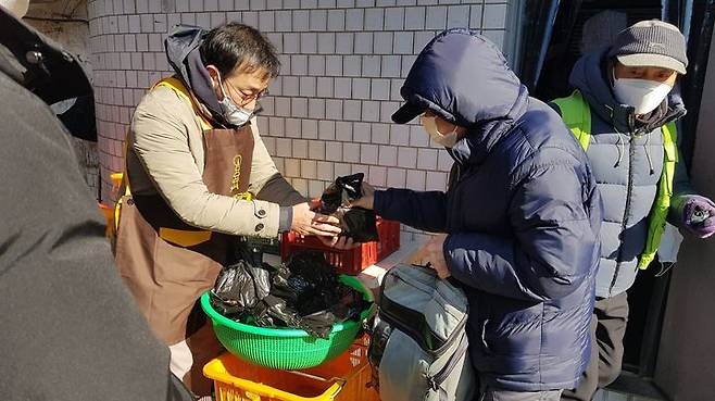 [서울=뉴시[서울=뉴시스] 구무서 기자 = 원각사 사회복지원에서 운영하는 무료급식소에 이용자들이 식사를 하고 있다. 2024.01.24. nowest@newsis.com스]  *재판매 및 DB 금지