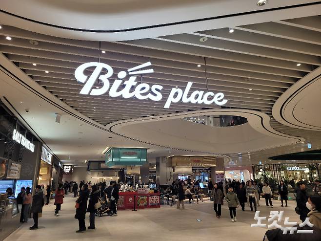 푸드 편집숍 개념으로 트렌디한 디저트와 델리를 선보이는 바이츠 플레이스. 황영찬 기자