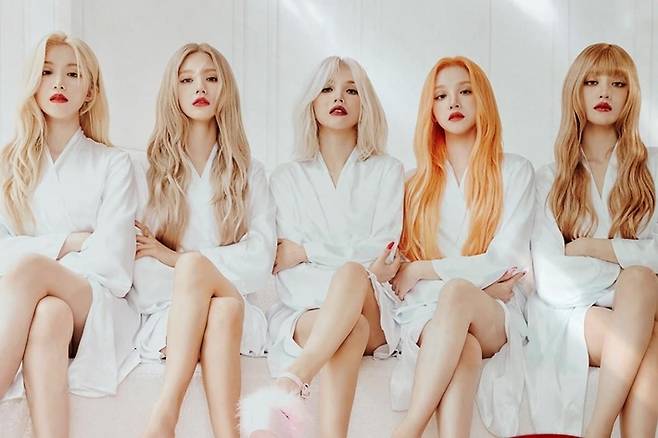 (여자)아이들의 '누드' 콘셉트 사진. (여자)아이들 공식 페이스북