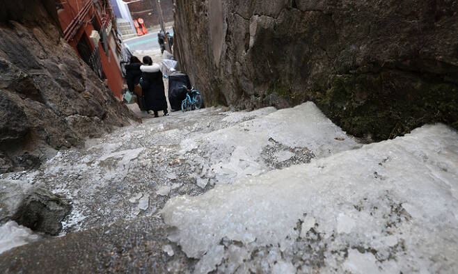 최강 한파가 이어진 23일 서울 용산구의 한 골목길 계단이 꽁꽁 얼어 붙어 있다. 이번 추위는 목요일인 오는 24일까지 이어질 전망이다. 뉴스1