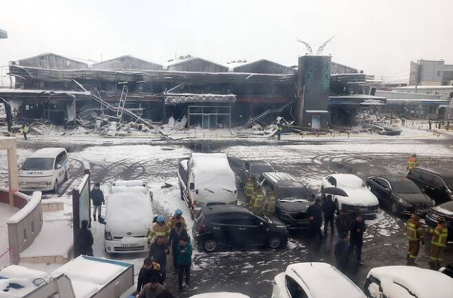 23일 충남 서천군 서천수산물특화시장 화재 현장에 눈이 내리고 있다. 뉴시스