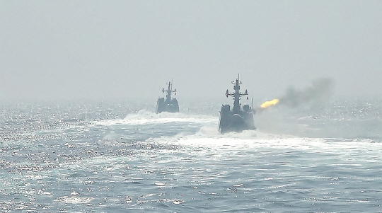 지난해 6월 29일 제2연평해전 승전 21주년을 앞두고 서해 해상기동훈련에서 유도탄고속함(PKG) 윤영하함(오른쪽)과 황도현함(왼쪽)이 모의표적을 향해 사격훈련을 하고 있다. 사진 제공=해군
