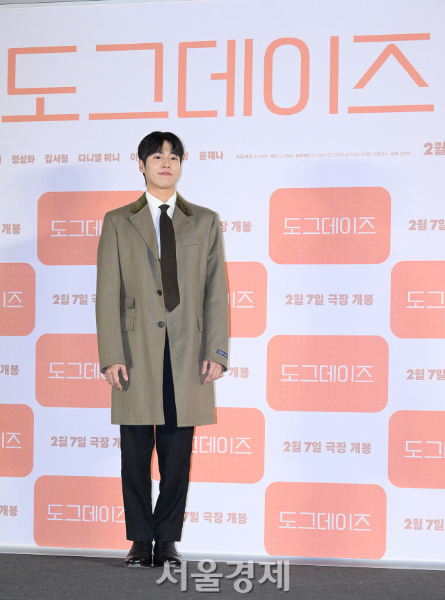 배우 이현우가 24일 오후 서울 용산구 CGV 용산아이파크몰에서 진행된 영화 ‘도그데이즈’(감독 김덕민) 언론배급시사회 및 기자간담회에서 포즈를 취하고 있다. 김규빈 기자