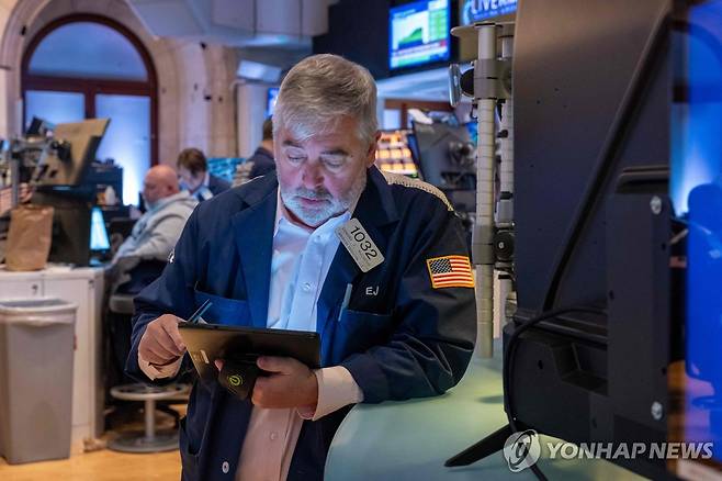 NYSE 입회장에서 일하는 트레이더들의 모습 [연합뉴스 자료사진]