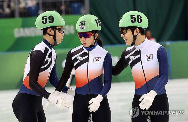 미끄러져도 괜찮아 (강릉=연합뉴스) 양지웅 기자 = 24일 강원 강릉시 아이스아레나에서 열린 2024 강원 동계청소년올림픽 대회 쇼트트랙 혼성 계주 준결승 경기가 마친 뒤 대한민국 김유성(왼쪽), 주재희(오른쪽)가 경기 도중 미끄러졌던 정재희를 위로하고 있다. 2024.1.24 yangdoo@yna.co.kr