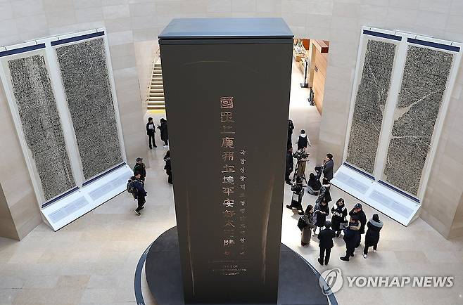 국립중앙박물관, 광개토왕비 디지털 영상으로 재현 (서울=연합뉴스) 이지은 기자 = 24일 서울 용산구 국립중앙박물관 상설전시관 '역사의 길'에 디지털로 재현한 광개토대왕릉비가 전시돼 있다. 박물관에서 새롭게 태어난 비석은 중국 지안(集安)에 있는 유물 모습 그대로로 높이 7.5ｍ(받침대 포함 시 8ｍ), 너비 2.6ｍ 크기의 발광다이오드(LED) 기둥에는 사진과 영상 자료를 토대로 구현한 비석 모습을 각 면에서 볼 수 있다. 2024.1.24 jieunlee@yna.co.kr