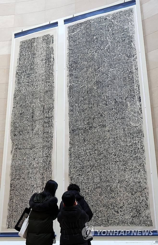 디지털로 복원된 광개토왕비 원석 탁본 족자 (서울=연합뉴스) 이지은 기자 = 24일 서울 용산구 국립중앙박물관 상설전시관 '역사의 길'에 광개토왕비 원석 탁본을 디지털로 복원한 족자가 걸려 있다.  2024.1.24 jieunlee@yna.co.kr