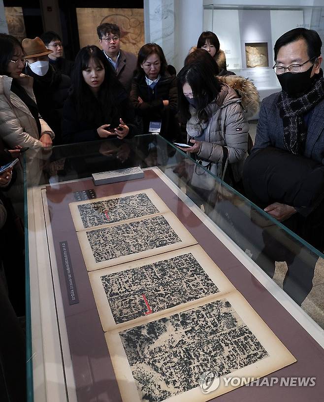 '이것이 광개토왕비 원석 탁본' (서울=연합뉴스) 이지은 기자 = 24일 서울 용산구 국립중앙박물관 상설전시관 고구려실에 광개토대왕릉비 원석 탁본이 전시돼 있다. 원석 탁본은 비문에 석회가 칠해지기 이전에 뜬 탁본으로, 한학자 청명(靑溟) 임창순(1914∼1999)이 소장했던 자료를 지난해 박물관이 구입했다. 2024.1.24 jieunlee@yna.co.kr