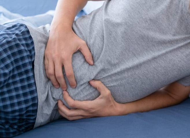 음주 후 누웠을 때 복통이 있다면 췌장에 염증이 생기지 않았는지 유의해야 한다. [사진=게티이미지뱅크]