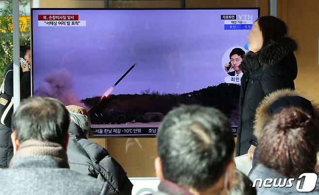 북한이 서해상으로 순항미사일 수 발을 발사한 24일 오전 서울 중구 서울역을 찾은 시민들이 북한 미사일 발사 뉴스를 시청하고 있다. 합동참모본부는 "우리 군은 오늘 오전 7시쯤 북측 서해상으로 발사한 순항미사일 수 발을 포착했으며, 세부제원 등은 한미 정보당국이 정밀 분석 중이다＂라고 밝혔다. 2024.1.24/뉴스1 ⓒ News1 장수영 기자