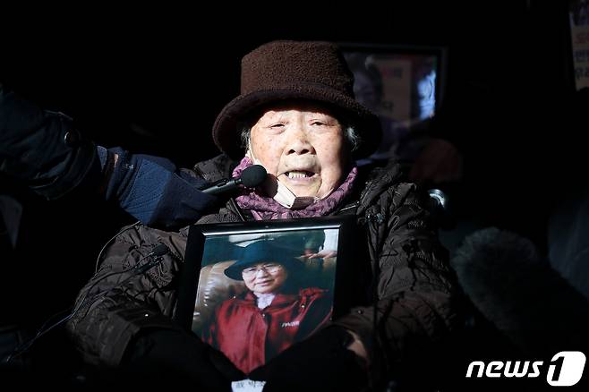 일본 강제징용 피해자 김정주 할머니가 25일 오전 서울 서초구 대법원에서 일본 군수업체 후지코시를 상대로 낸 손해배상청구 소송 상고심 선고를 마치고 기자회견하고 있다.  2024.1.25/뉴스1 ⓒ News1 이승배 기자