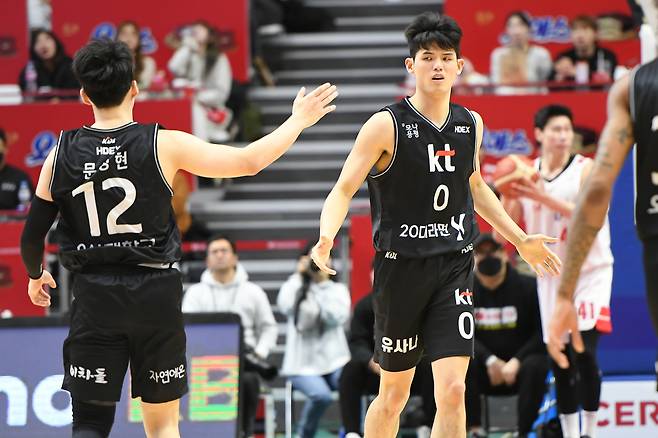 수원 KT가 25일 수원KT아레나에서 열린 2023-24 정관장 프로농구 서울 SK전에서 승리했다. (KBL 제공)