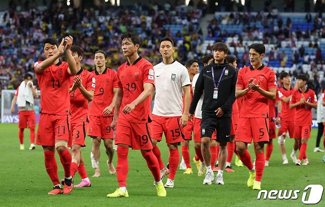 대한민국 축구대표팀 선수들이 25일(현지시간) 카타르 알와크라 알자누브 스타디움에서 열린 2023 아시아축구연맹(AFC) 카타르 아시안컵 조별리그 E조 조별리그 3차전 대한민국과 말레이시아의 경기에서 3-3 무승부를 기록한 후 아쉬워하고 있다. 2024.1.25/뉴스1 ⓒ News1 김성진 기자