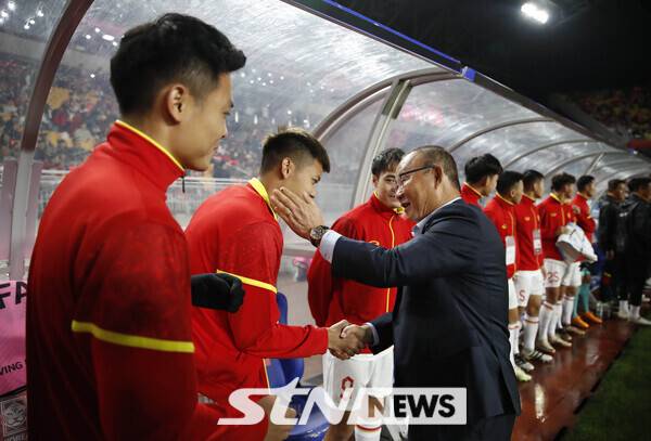 17일 오후 경기 수원월드컵경기장에서 열린 하나은행 초청 축구 국가대표 평가전 대한민국과 베트남의 경기에 앞서 박항서 전 베트남 축구 국가대표팀 감독이 베트남 선수들과 인사를 나누고 있다. 사진┃뉴시스