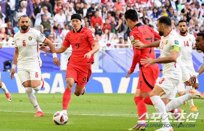 20일(현지시간) 카타르 도하 알투마마 스타디움에서 열린 2023 아시아축구연맹(AFC) 카타르 아시안컵 대한민국과 요르단의 경기. 조규성과 손흥민이 패스 플레이를 펼치고 있다. 도하(카타르)=박재만 기자 pjm@sportschosun.com/2023.01.20/