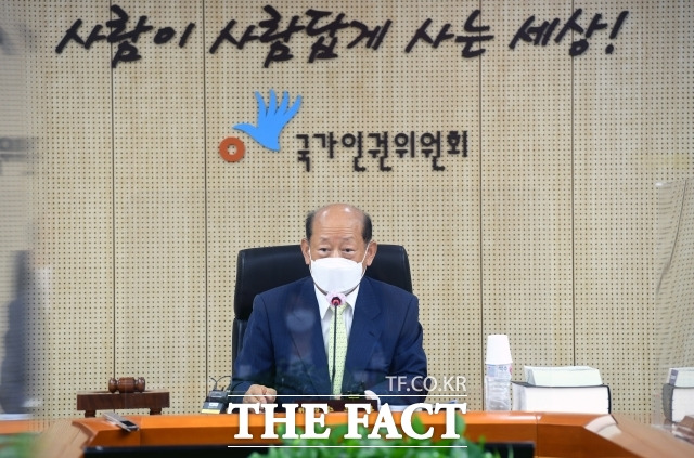 교육공무원 출신이 아닌 62세 이상 기간제교원에게 교육공무원 정년퇴직 시 호봉을 제한하는 규정을 적용한 것은 차별이라는 국가인권위원회(인권위) 판단이 나왔다. 사진은 송두환 인권위원장 /더팩트 DB