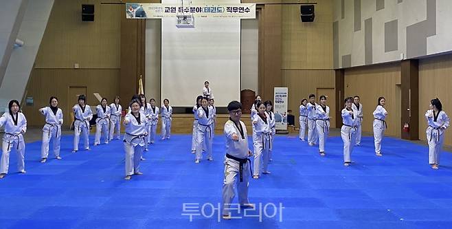 직무연수에 참여한 교원들이 실기 교육에 참가하고 있다(태권도원 도약센터 나래홀)/사진=태권도원