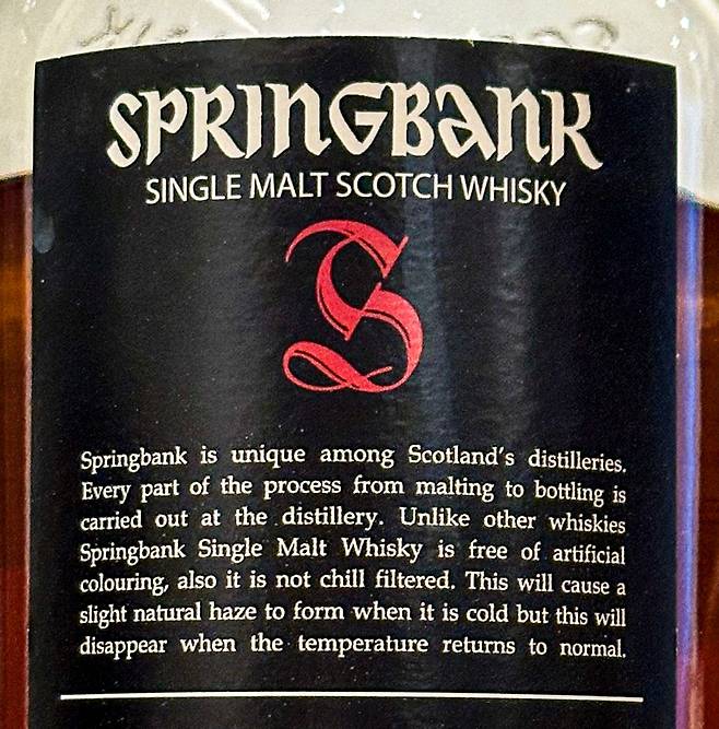 스프링뱅크 증류소의 캐스크 스트렝스 제품. 라벨 뒷면에 인위적인 색소를 첨가하지 않았고 냉각 여과 과정을 거치지 않았다는 내용이 표기돼 있습니다.  /김지호 기자