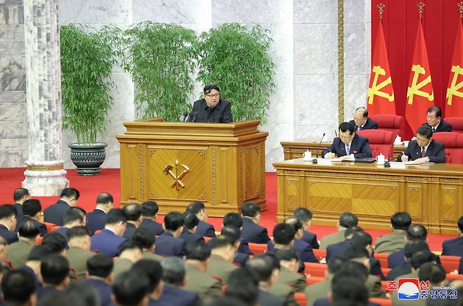 조선노동당 중앙위원회 제8기 제19차 정치국 확대회의가 김정은 북한 국무위원장이 참석한 가운데 지난 23∼24일 열렸다고 조선중앙통신이 25일 보도했다. /조선중앙통신 연합뉴스