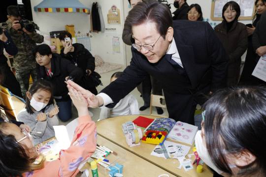 더불어민주당 이재명 대표가 24일 경기 김포시 통진읍 청룡어린이집에서 어린이집 원아들과 함께 손바닥을 마주치며 밝게 웃고 있다. 사진=연합뉴스