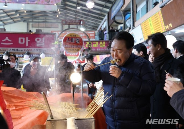 윤석열 대통령이 25일 경기도 의정부시 의정부제일시장을 찾아 어묵을 맛보고 있다. 2024.01.25. 대통령실통신사진기자단