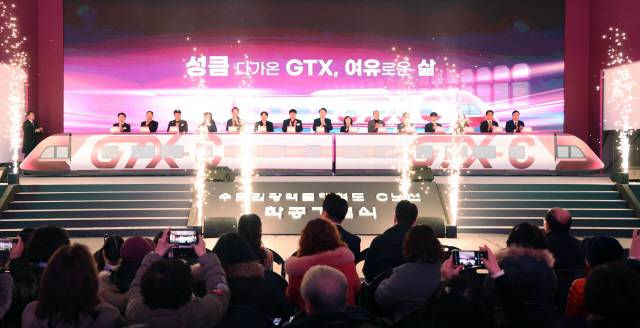 윤석열 대통령이 25일 경기도 의정부시청 다목적체육관에서 열린 GTX-C 착공기념식에서 노선통과 지역 주민, 박상우 국토부 장관, 오세훈 서울시장, 김동연 경기도지사, 김동근 의정부시장 등과 함께 세리머니를 하고 있다. 연합뉴스