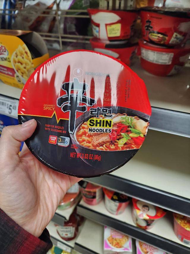 2023년 12월 18일 밤 미국 캘리포니아주 로스앤젤레스(LA)의 한 편의점 라면 매대에 신라면 사발면이 차지하고 있던 두 번째 칸이 텅 비어 있다. 박소영 기자