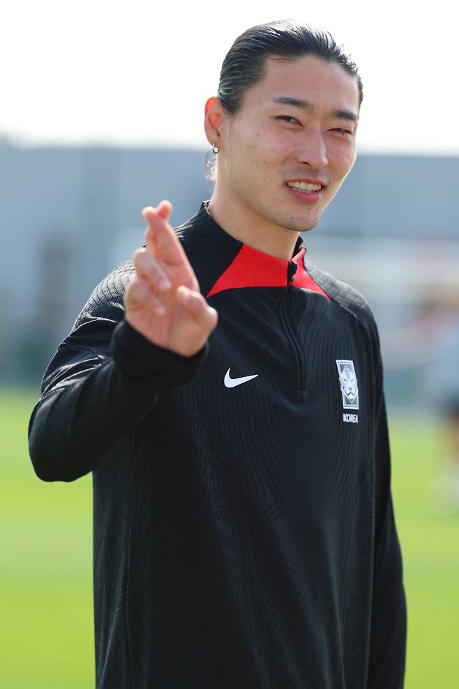 <yonhap photo-3874=""> 포즈 취하는 조규성(도하=연합뉴스) 김도훈 기자 = 18일(현지시간) 카타르 도하 알에글라 훈련장에서 대표팀 조규성이 훈련 전 인터뷰에 앞서 세리머니를 포즈를 취하고 있다. 2024.1.18superdoo82@yna.co.kr/2024-01-18 17:11:05/<저작권자 ⓒ 1980-2024 ㈜연합뉴스. 무단 전재 재배포 금지, AI 학습 및 활용 금지></yonhap>