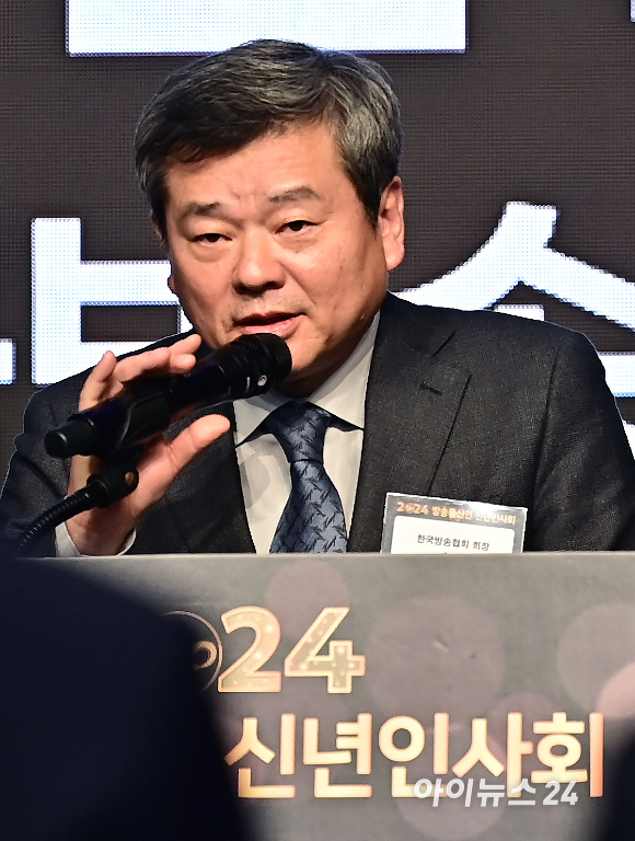 박민 한국방송협회장이 25일 오후 서울 영등포구 63컨벤션센터 그랜드볼룸에서 열린 '2024 방송통신인 신년인사회’에서 개회사를 하고 있다. [사진=곽영래 기자]