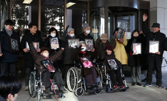 25일 오전 서울 서초구 대법원에서 열린 피해자 5명이 일본의 군수업체 후지코시를 상대로 낸 손해배상청구 소송 선고를 마치고 일본 강제징용 피해자 및 유족들이 만세를 부르고 있다. 뉴스1