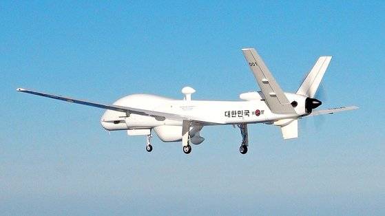 방위사업청은 아군의 감시·정찰능력을 획기적으로 향상시킬 수 있는 중고도정찰용무인항공기(MUAV)의 양산사업에 착수했다고 25일 밝혔다. 사진은 중고도정찰용무인항공기 시제기. 방위사업청
