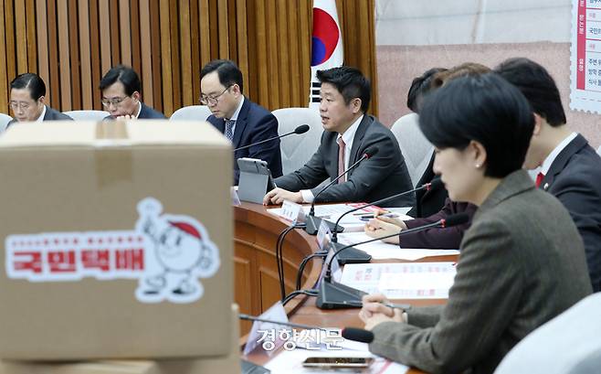 유의동 국민의힘 정책위의장이 25일 국회에서  ‘일 가족 모두행복 2탄’ 공약을 발표하고 있다. 박민규 선임기자