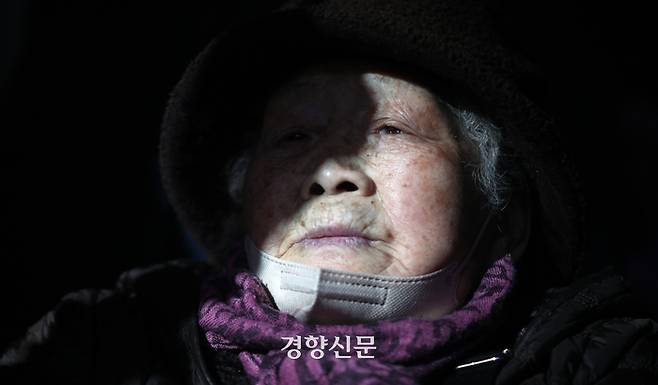 일제강점기 일본 군수기업인 후지코시에 강제동원됐던 근로정신대 피해자 김정주 할머니가 25일 서울 서초구 대법원에서 열린 후지코시 상대 손배소송 상고심 선고를 마친 뒤 소감을 말하고 있다.