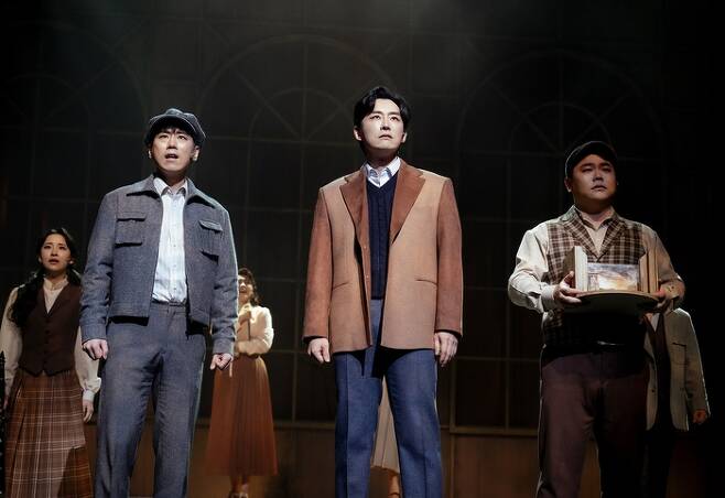 배우 전재홍(가운데)이 뮤지컬 <일 테노레>에서 무력투쟁을 통한 조선 독립을 꿈꾸는 건축학도 ‘이수한’을 연기하고 있다. 오디컴퍼니 제공