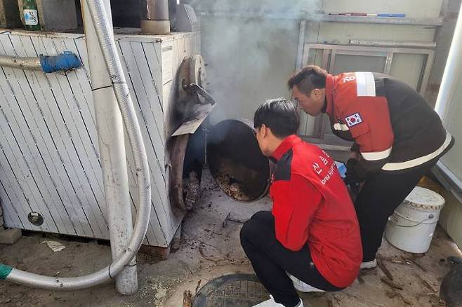 화목보일러 관리상태를 살펴보는 산림청 합동점검반. 산림청