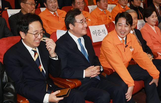 이준석 개혁신당 대표가 지난 20일 국회 의원회관에서 열린 개혁신당 중앙당 창당대회에서 참석자들과 이야기를 나누고 있다. 왼쪽부터 금태섭 새로운선택 공동대표, 이낙연 새로운미래 인재영입위원장, 이 대표, 김종인 전 국민의힘 비상대책위원장, 양향자 한국의희망 대표. 연합뉴스