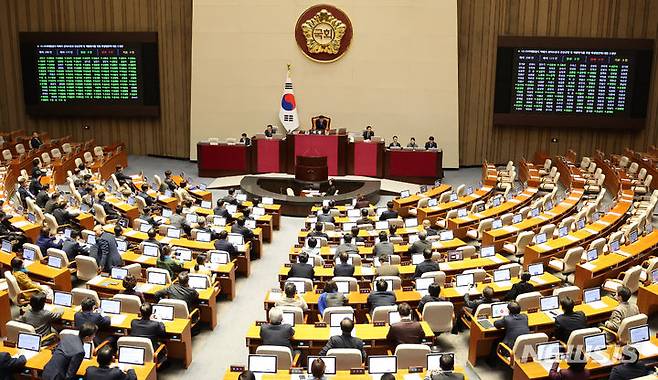 [서울=뉴시스] 추상철 기자 = 9일 오후 서울 여의도 국회 본회의장에서 열린 제411회국회(임시회) 4차 본회의에서 '10·29이태원참사 피해자 권리보장과 진상규명 및 재발방지를 위한 특별법안(수정안)'이 가결되고 있다. 2024.01.09. scchoo@newsis.com