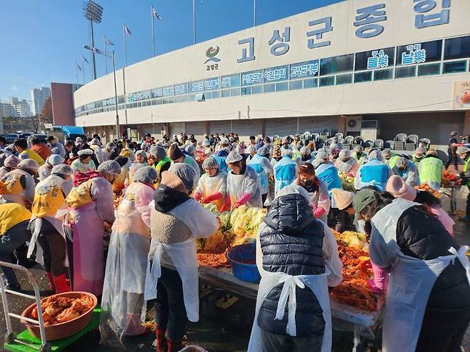 [고성(경남)=뉴시스] 신정철 기자= 경남 고성군은 2023년 인구 대비 연인원 자원봉사 활동률이 55.89%로 경남도 내 18개 시·군 가운데 1위로 나타났다.사진은 지난해 김치봉사 활동. (사진=고성군 제공). 2024.01.25. photo@newsis.com  *재판매 및 DB 금지