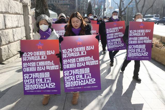 ▲'10.29 이태원 참사 유가족 윤석열 대통령 면담 공개 요청 기자회견' 참석자 등이 1월 25일 오후 서울광장 이태원 참사 희생자 합동분향소 앞에서 피켓을 들고 광화문광장을 향하고 있다. ⓒ연합뉴스