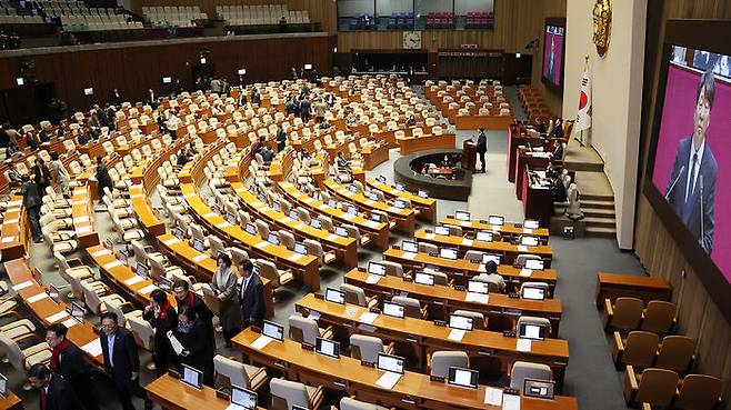 강성희 의원 신상발언에 퇴장하는 의원들