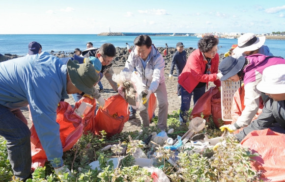 오영훈(가운데) 제주도지사가 제주고향사랑기부금 1호 사업인 남방큰돌고래친구와 함께하는 플로깅 캠페인을 펼치고 있다. 제주도 제공