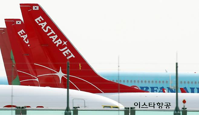 25일 이스타항공에 따르면, 전날 오후 11시50분께 ZE781(B737-800) 여객기가 청주공항 이륙 직후 새와 부딪혔다. ⓒ연합뉴스