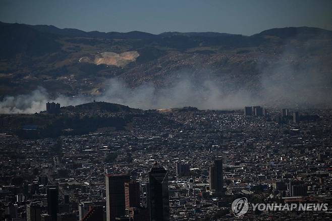 보고타 도심서 보이는 산불 연기 (보고타 AFP=연합뉴스) 24일(현지시간) 콜롬비아 보고타 인근 산불로 하얀 연기가 피어오르고 있다. 2024.1.25